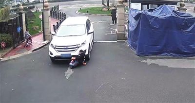 江苏南京, 一男子开车时不慎撞倒了一名一年级小学生