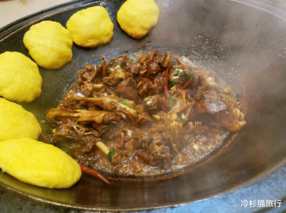 昆明女子去东北旅游,三个人点了5道菜,上桌后表示:菜量太实诚