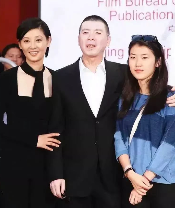 冯小刚|曝冯小刚夫妇定居美国，徐帆豪宅门口热情送客