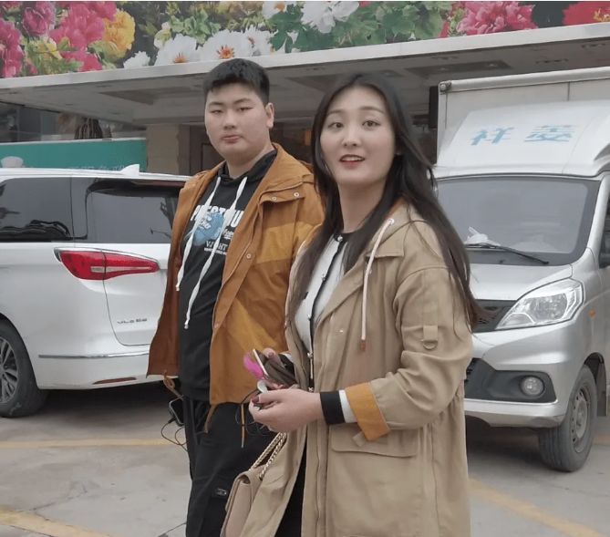 陈萌|朱单伟陈萌大婚视频曝光,现场太寒酸遭调侃,身上无一金银首饰