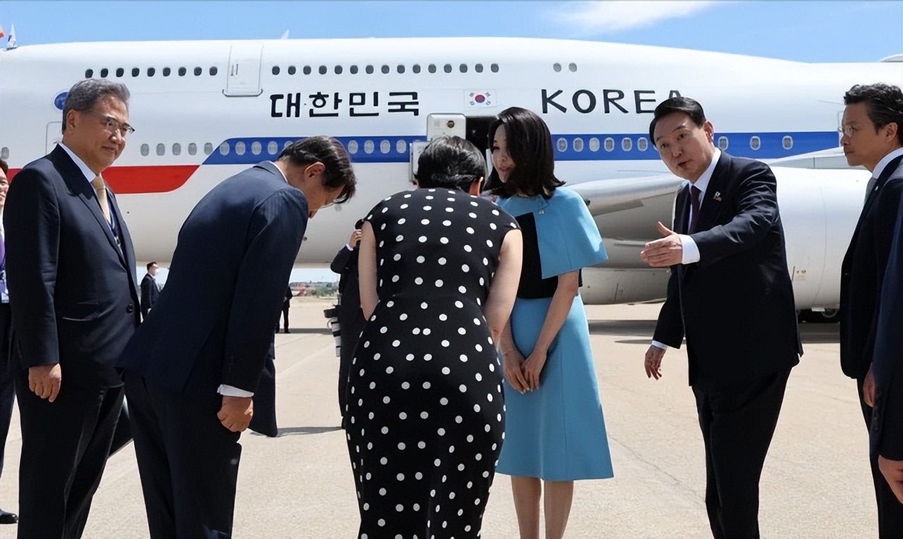 50岁韩国第一夫人首次访问成功！穿蓝裙牵老公手风光回国，太美了