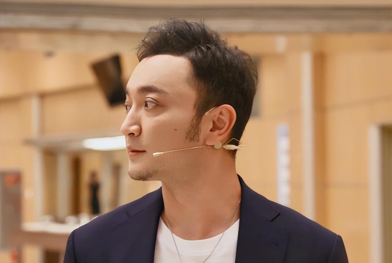 尼格买提|央视主持人尼格买提30岁结婚, 婚后9年无儿无女, 成父母最大遗憾