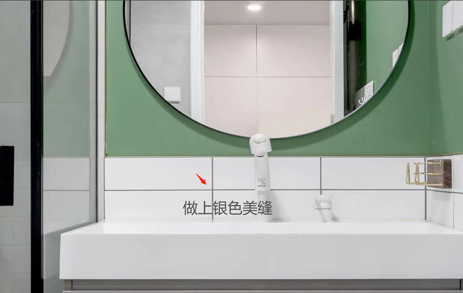 走进她家，就被简约干净的氛围吸引，室内清爽明亮，生活非常幸福