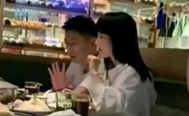 买超|买超与邵晴约会,女方戴大钻戒大方打招呼,开2000万法拉利豪车