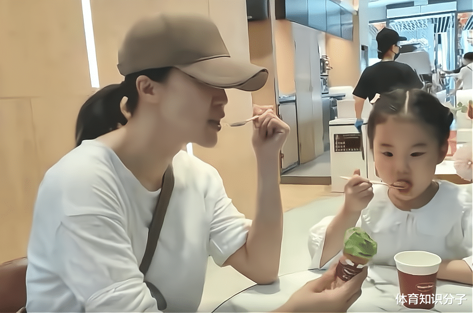 王楠|王楠5岁女儿喝茶豪爽连干2杯！富豪老公提醒，女儿：太磨叽了