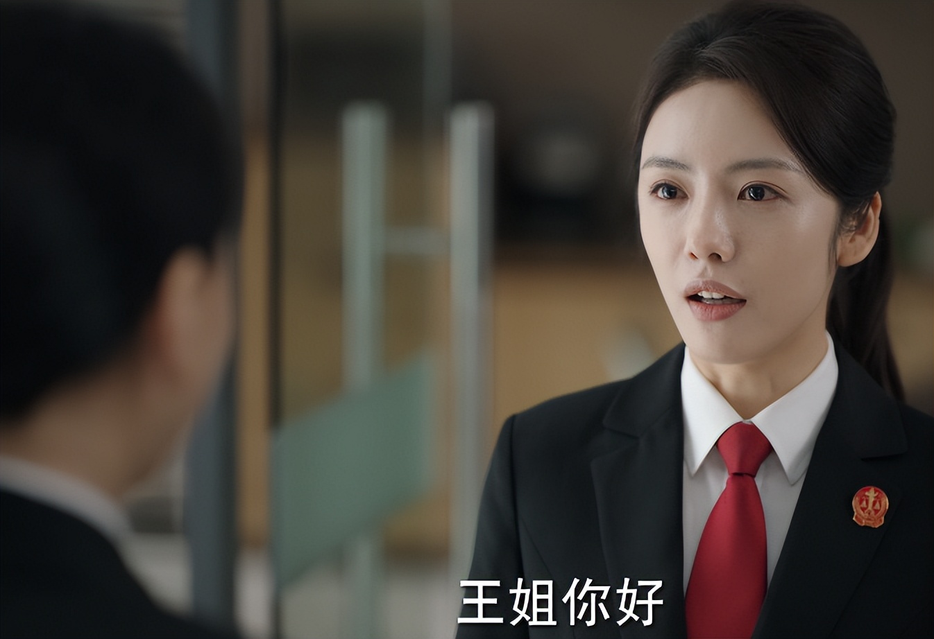 成毅|《底线》出圈理由:靳东的演技,成毅的脸蛋,蔡文静的衣品