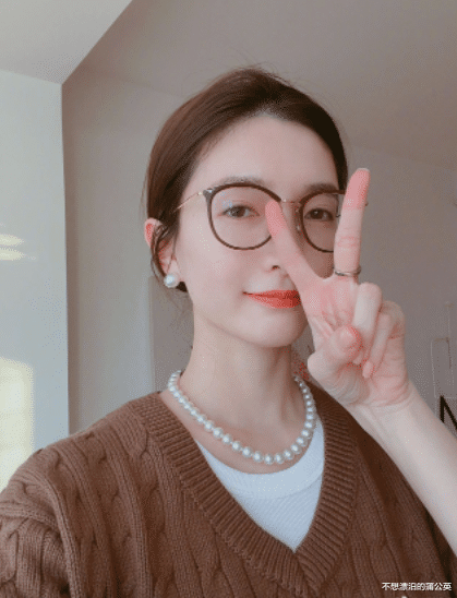 江疏影|35岁江疏影晒近况，美颜开过头变成网红脸，中指戴大珍珠戒指抢镜