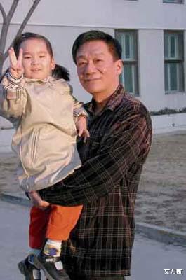 侯瓒|侯耀文女儿侯瓒:感谢郭德纲3000万买房,等了4年父亲骨灰才下葬