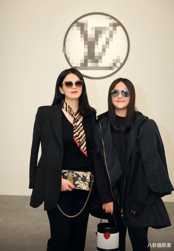 王诗龄|12岁王诗龄近照曝光，身材苗条随意背6千块包，尖子脸引人注目