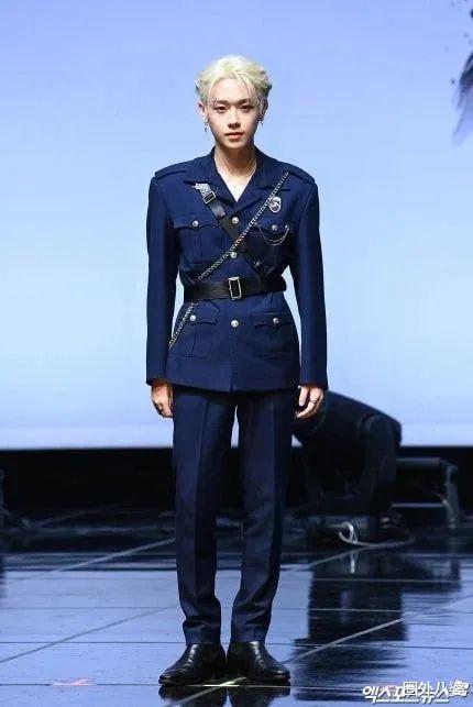 mv|疯了吧！韩国男团回归新曲擦边犹太人大屠杀？MV背景和舞台服装还擦边纳粹？