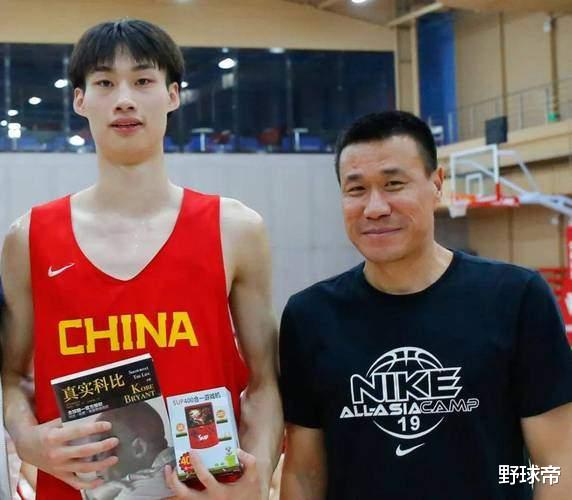 |身高1米95，却打后卫！李春江正式启用20岁国青新星！表现如何？