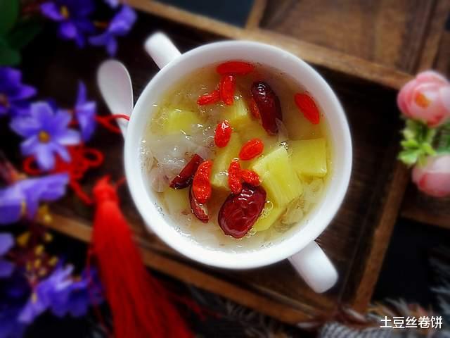 银耳 春天，女人们再忙也要做它吃，每周吃几次，能辅助瘦身，气色更好！