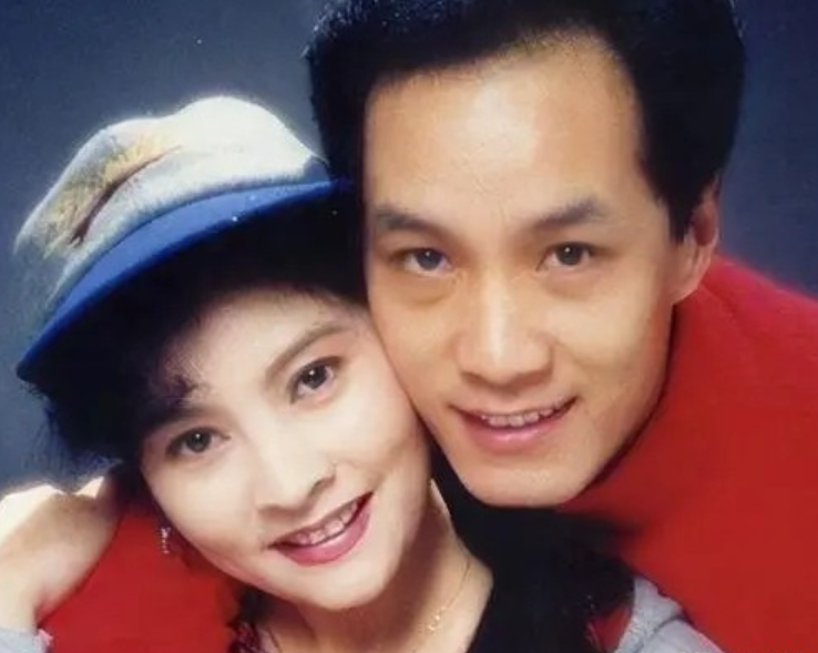 冯远征|冯远征：娶大8岁梁丹妮，婚后宠妻28年，如今年过半百满是遗憾