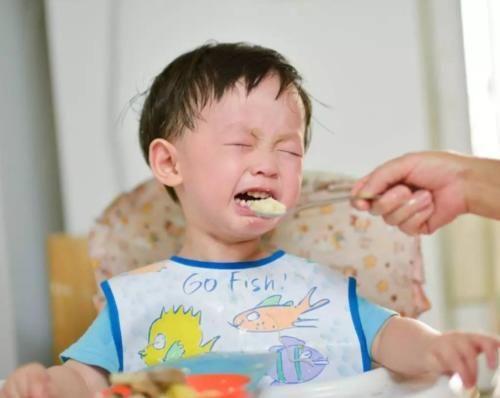 |孩子吃饭时有以下表现，未来多半难成大事，没情商比没文化更可怕