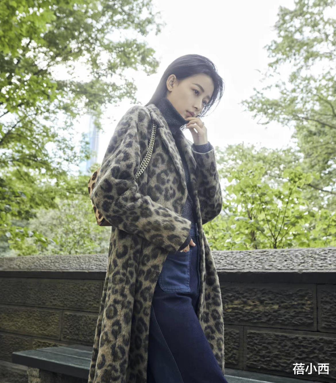 孙怡|孙怡活出了女人最好的状态,穿羊羔毛大衣走机场,不像辣妈像少女