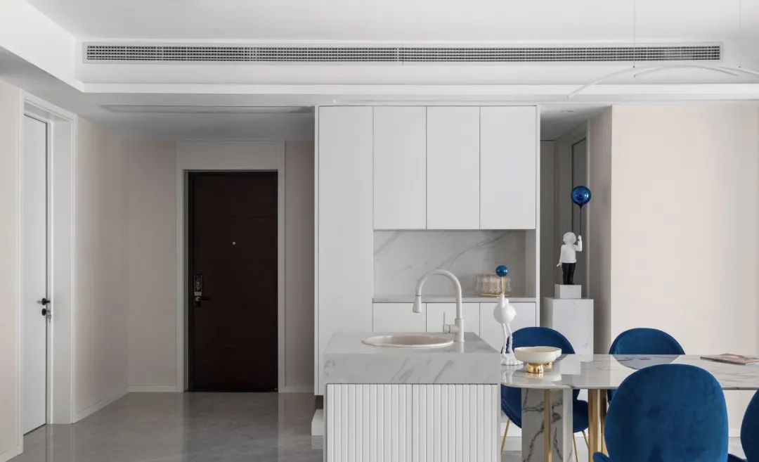 克莱因蓝+奶油白：他家150m2的轻法式家，高颜值还巨能收！