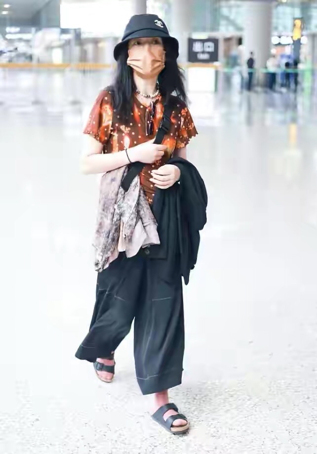 周迅|这真的是周迅吗？一头斑马纹杀马特造型，怎么变得如此的年轻时髦 。