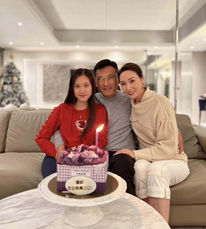 林文龙|林文龙女儿晒全家福为爸爸庆生，郭可盈评论区送飞吻，甜蜜秀恩爱