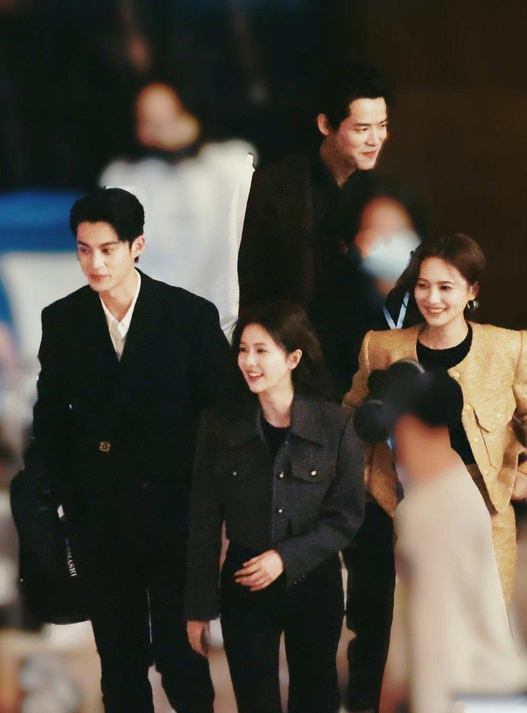 王鹤棣|白鹿、王鹤棣《以爱为营》上班路透，网友：这是准备边拍边播吗？