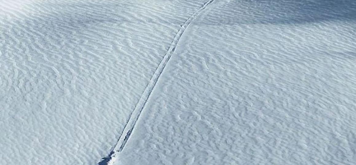 南极岛屿发现10km划痕，雪崩成因被质疑，细节表明或是坠毁UFO飞船