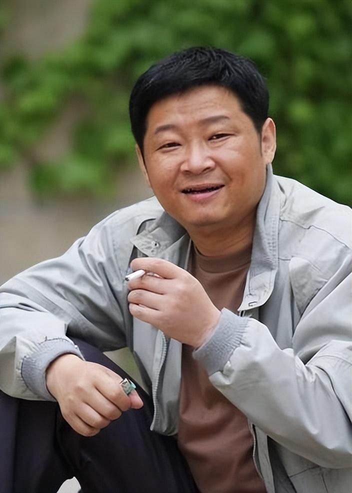 演艺圈|演艺圈这4位又丑又矮的男演员,凭啥还能娶得美娇娘