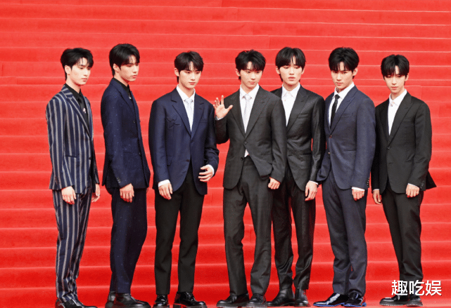 王丽坤|北影节精彩看点：张天爱露深V，李宇春穿收臀裙，王丽坤秀美腿