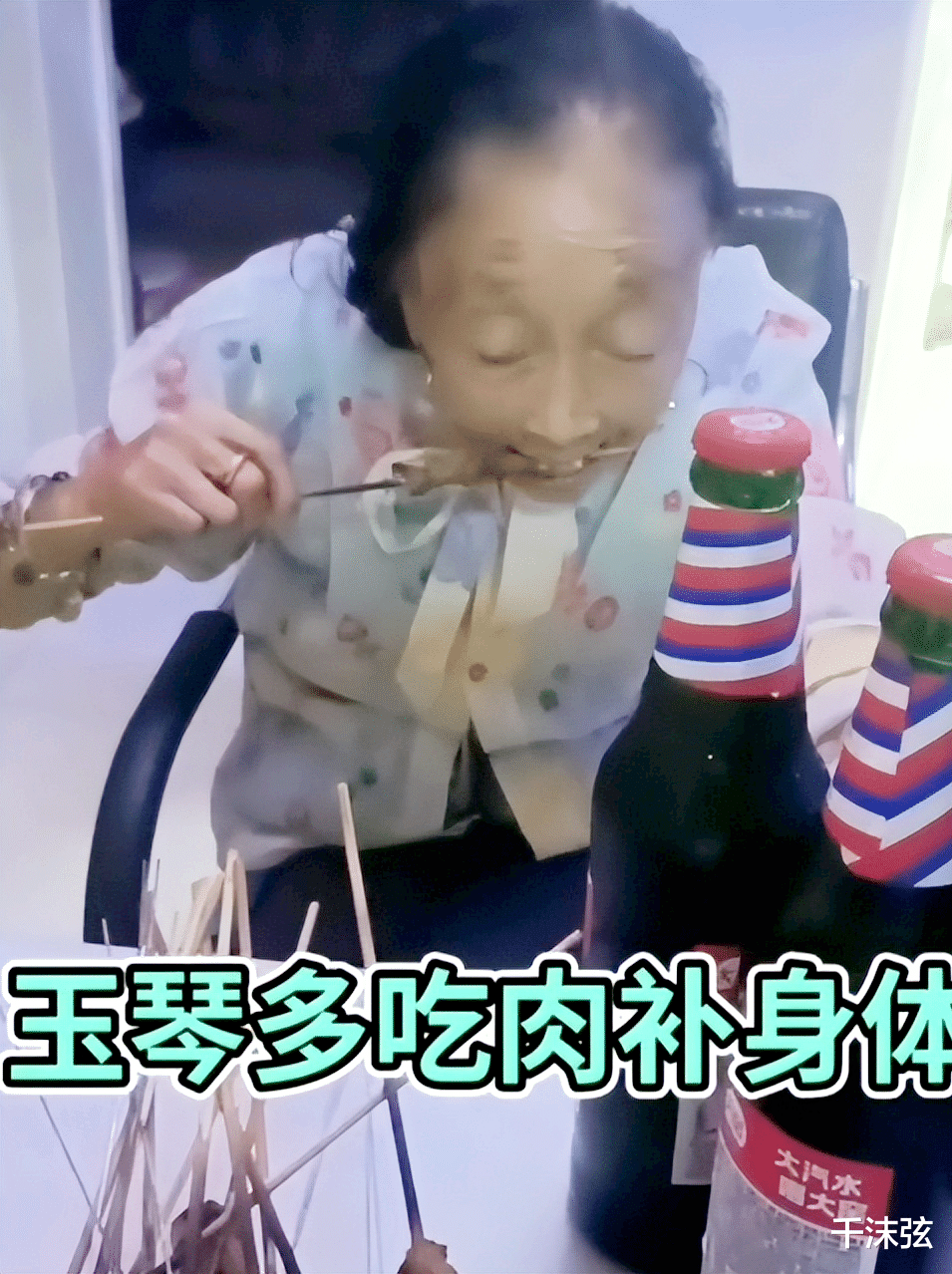 陈暖央|七夕两头跑！李玉成和85岁老太撸串喝酒，又陪女搭档直播到深夜