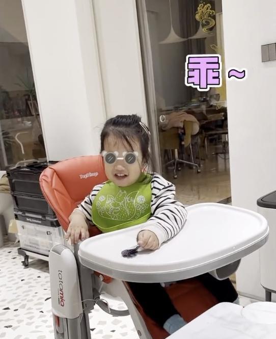 刘奕君|陈赫晒两个女儿活泼日常，姐妹俩一起喊爸爸，同款牙齿像极了陈赫