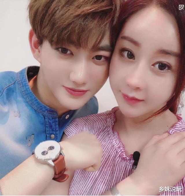 素媛|59岁公公和43岁儿媳手牵手逛街，24岁丈夫走在一边像路人甲