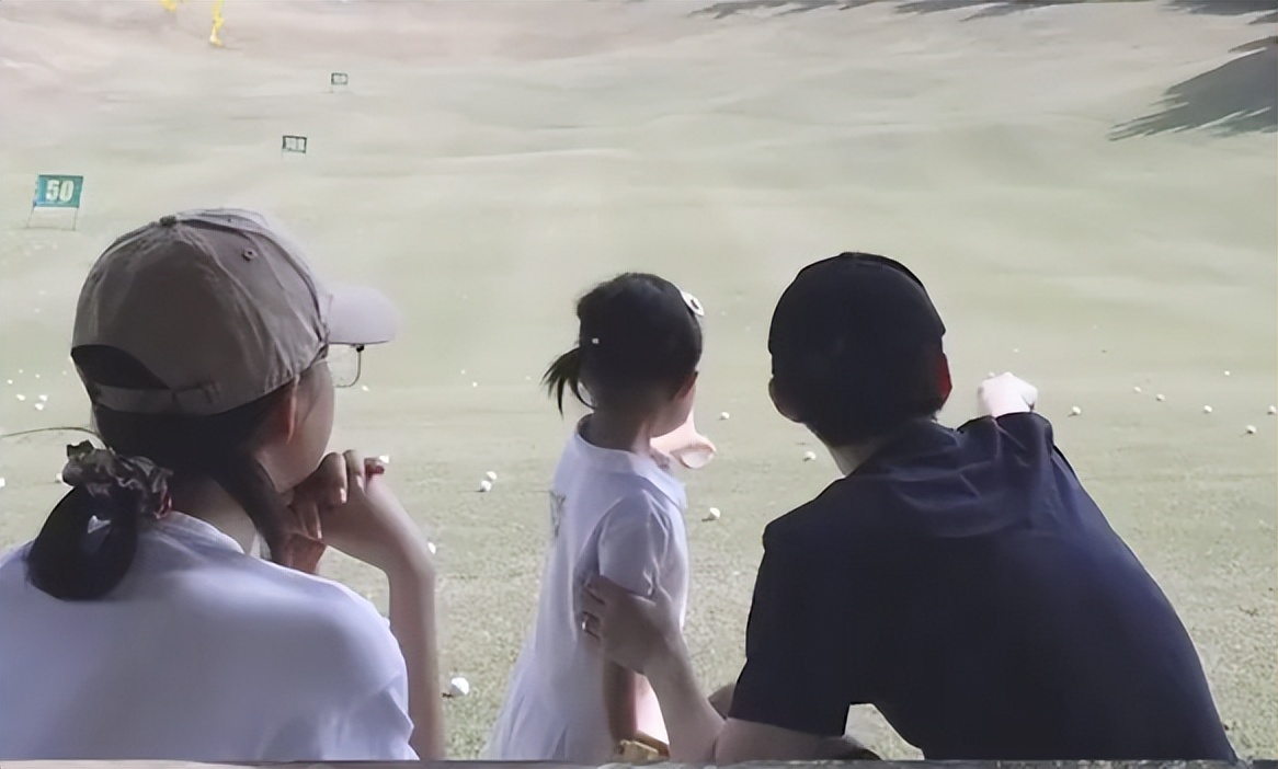 董子健|董子健离婚后首现身，表情沮丧眼神呆，曾说看着孙怡就能被撩到