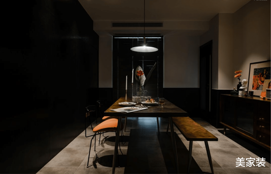 装修到一半的家,在硬装基础上添加软装,达到现代和古风的结合