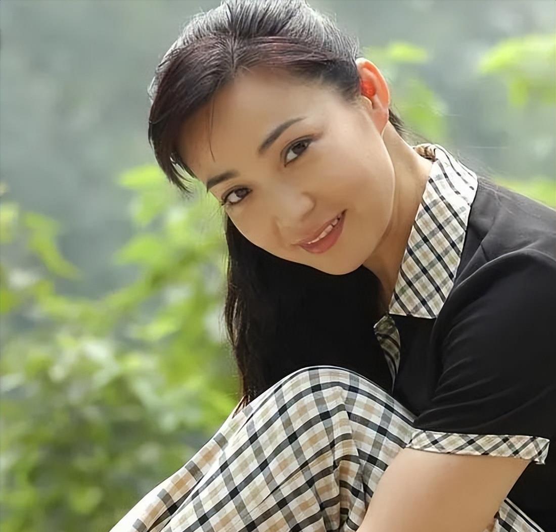 戴春荣|因出演《还珠》走红,嫁给老师36年零绯闻,女儿也踏入演艺圈