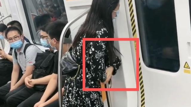 女子地铁上想上厕所着急等站台，憋着肚子直跺脚，网友：深有同感
