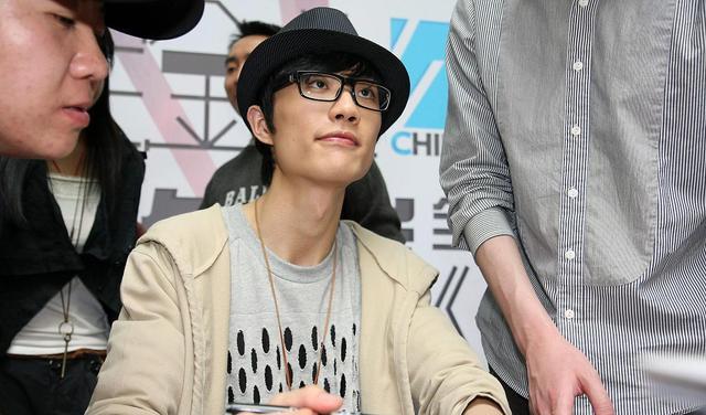 许嵩|许嵩综艺感爆棚，反差感带来太多惊喜！百人合唱十分催泪！