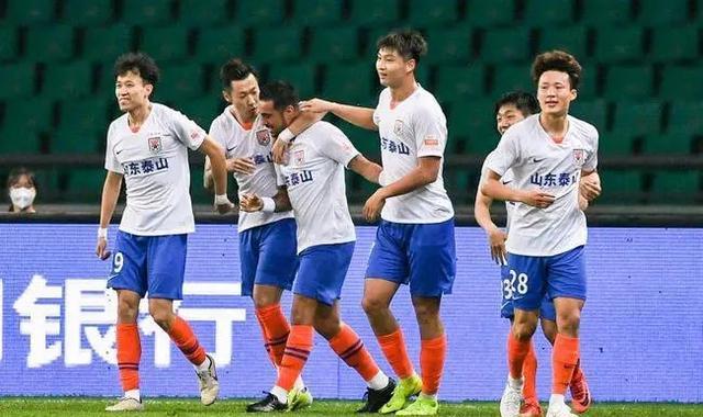 广州队|上午8点！上海媒体做出争议报道：广州队鲁能遭质疑，球迷吐槽声一片