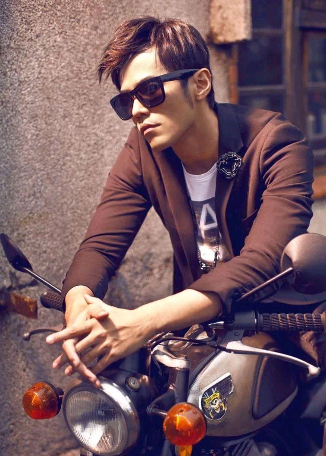 周杰伦|周杰伦现身英国，时尚穿搭，让粉丝们纷纷表示欣赏不了他的这种帅