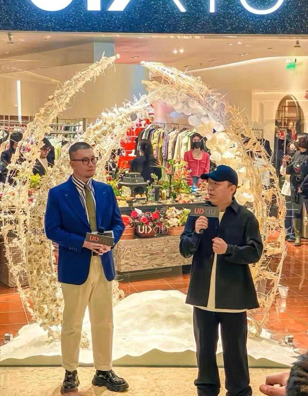 黄渤|黄渤参加姐姐新店开业,与美女富婆贴身合影,金龟子蹲地上被围观