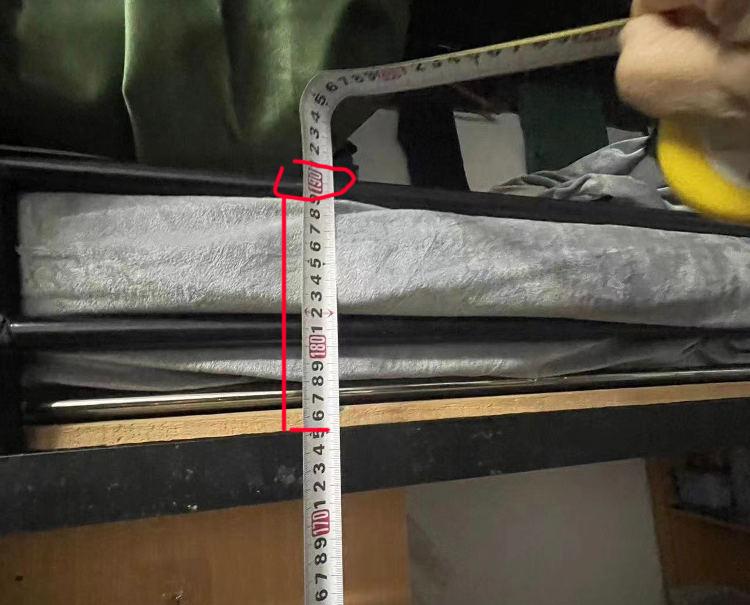 偷工减料!22岁女孩“从宿舍上铺”坠亡,家属:床护栏高度不足!