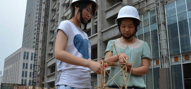 男女混住工地不会尴尬吗?过来人:尴尬啥?其实也有好处