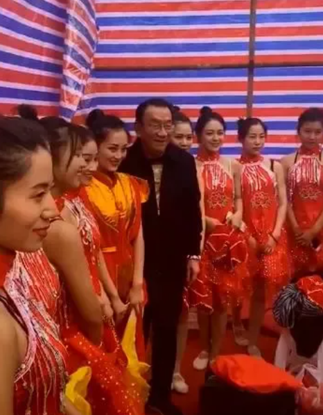 侯耀华|相声大师侯耀华参加商演，要价30万，五万成交，笑对镜头无架子