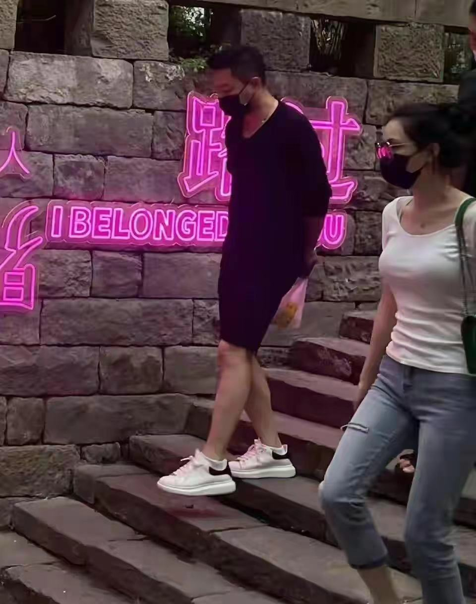 张颖颖|张颖颖穿睡衣深夜直播痛哭！醉酒满脸通红，汪小菲疑霸气拥抱安慰