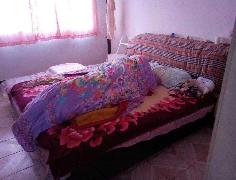 婆婆才49岁就懒成这样,客厅没法待,厨房脏成这样,做饭谁敢吃