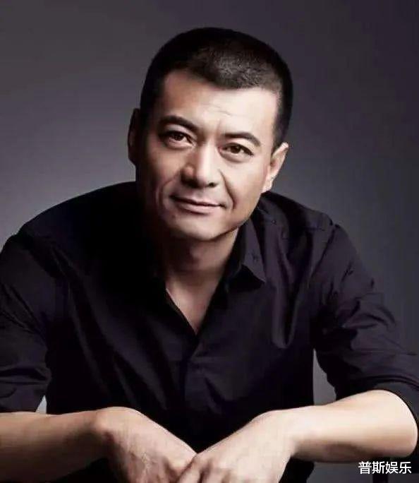 秦海璐|父亲离婚后娶小7岁秦海璐，他不如异母弟弟受宠，不管继母叫妈