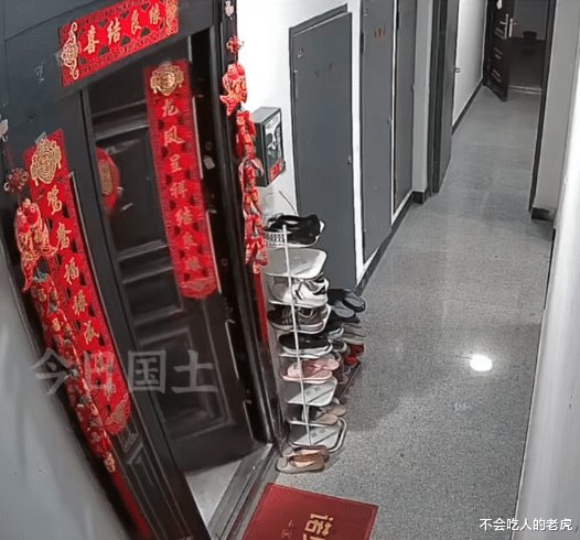 浙江温州:老人把邻居的糕点拿回家,之前多次往门口丢垃圾,倚老卖老拿她没办法