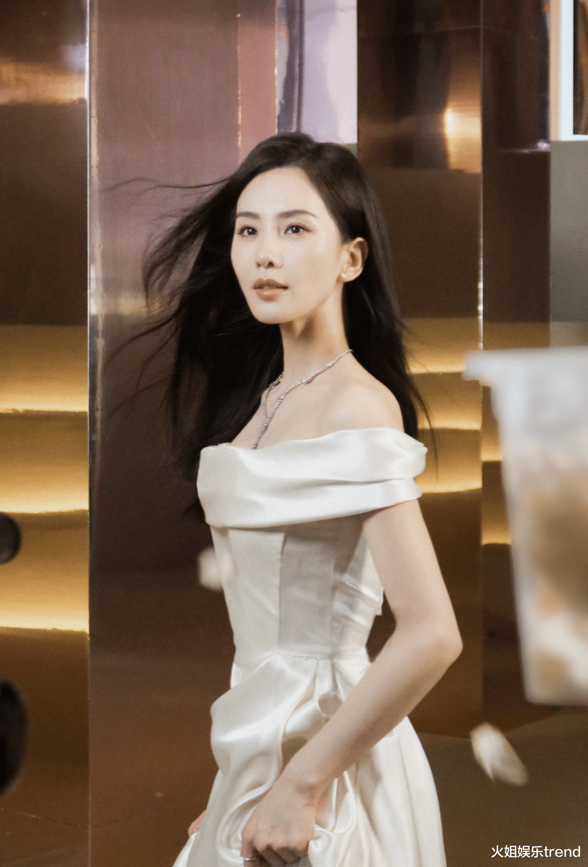 刘诗诗|刘诗诗最新营业照，一裘白色长裙气质温婉