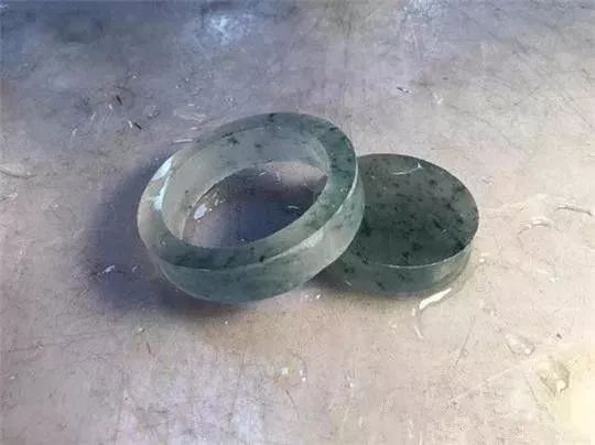 手镯|深邃黑色的翡翠赌石毛料，做出成品就明白了！