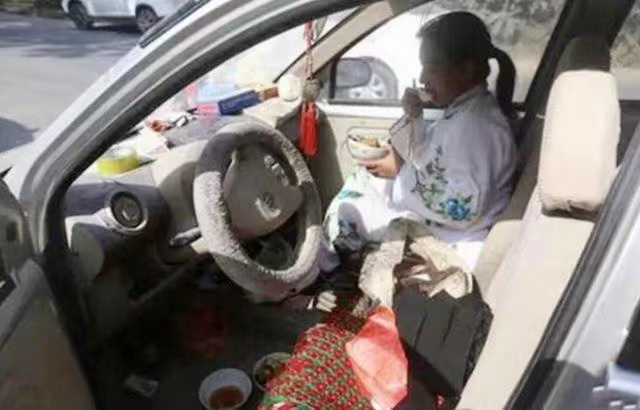 |河南职业哭丧人:每年碰头上万次,一场挣700元,亲戚却说她不孝