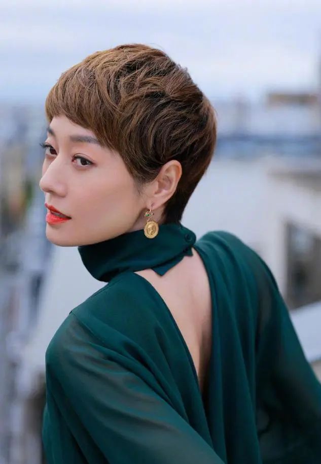发型 女人过了40岁就放弃黑长直吧，换上这3种发型，从阿姨变回姐姐