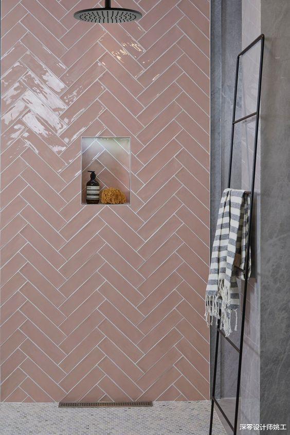 不到6㎡的卫生间,搭配瓷砖务必遵循“墙浅地深”口诀,提亮不显压抑