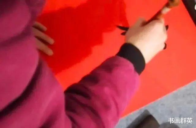 地摊手写春联受热捧!研究生小哥哥的书法真惊艳,网友:硬核书法